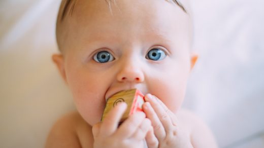 Bébé jouant avec un cube