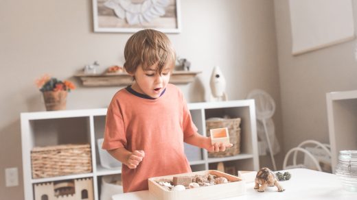 Enfant qui joue dans une salle montessori