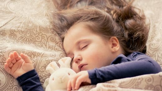Quand laisser bébé dormir avec un doudou ?