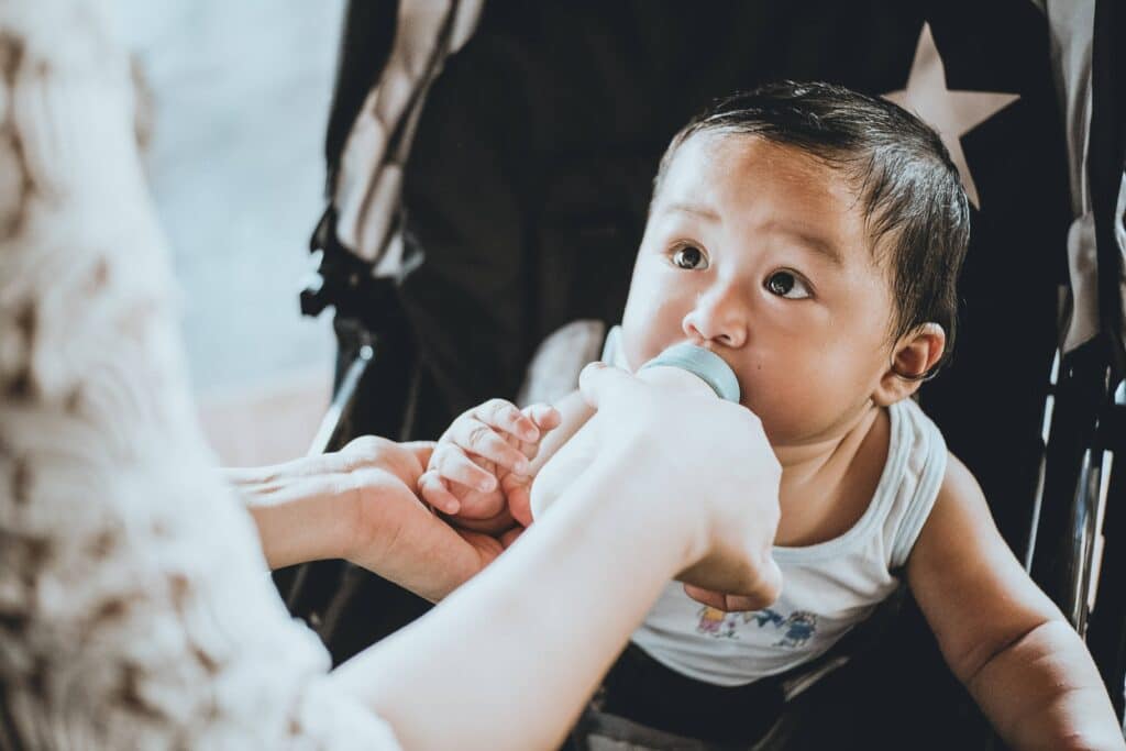 Comment faire accepter le biberon à un bébé allaité ? 