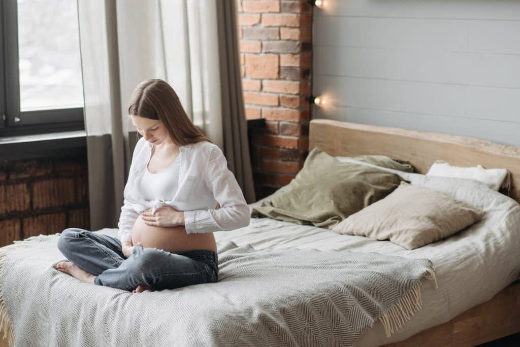 Peut-on dormir sur le ventre quand on est enceinte ?